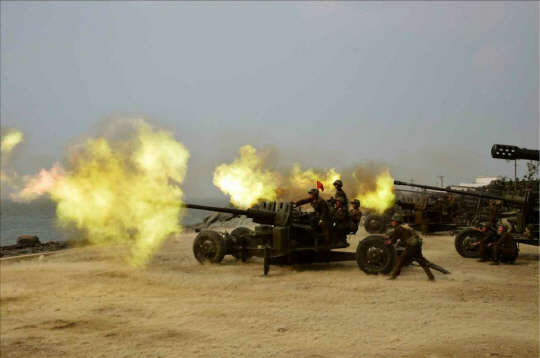 북한 인민군 항공 및 반항공군, 호위사령부인 제963대연합부대와 3군단으로 알려진 제526대연합부대 산하 고사포병 중대, 고사포병 군관학교 교원과 학생으로 편성된 중대들이 참가한 고사포병 사격경기가 열렸다. 김정은 국방위원회 제1위원장이 이 경기를 참관했다고 노동신문이 18일 보도했다. 사진은 경기 중 불을 뿜는 고사포의 모습.